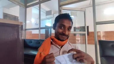 मुझे नहीं पता कि यह युवक गोंडा में कहां रहता है, कल विकास भवन के दिव्यांगजन कार्यालय में जब ये आया, तो उसके हाथ में एक क...