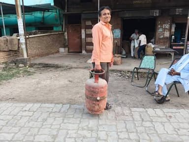 मुस्करा / कुरारा - चल रहे ईरान और इजराइल युद्ध की वजह से देश मे गैस की भारी समस्याएं उत्पन्न है,ऐसे ही जनपद तथा कस्वा मु...