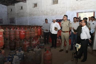 *जिले में घरेलू गैस सिलेंडरों का पर्याप्त स्टॉक उपलब्ध, उपभोक्ता अफवाहों पर ध्यान न दें*
*जिला कलक्टर ने गैस एजेंसियों क...