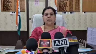 देवरिया: फर्जी वरासत कर 74 लाख के सरकारी धन की हेराफेरी, लेखपाल निलंबित
देवरिया जिले के सलेमपुर तहसील क्षेत्र के पड़री ...