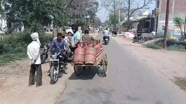 घरेलू गैस सिलेंडर लेने के लिए लोगों को करनी पड़ रही कड़ी मशक्कत
जिले की समस्त गैस सिलेंडर को लेकर मारामारी पीलीभीत के त...