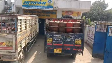 घरेलू गैस सिलेंडर लेने के लिए लोगों को करनी पड़ रही कड़ी मशक्कत
जिले की समस्त गैस सिलेंडर को लेकर मारामारी पीलीभीत के त...