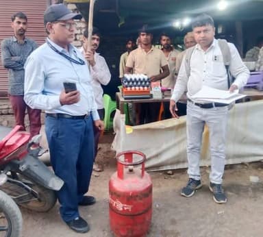 26 होटलों से 18 घरेलू गैस सिलेंडर जब्त किये
---
घरेलू गैस सिलेंडर के व्यावसायिक उपयोग को रोकने हेतु अभियान जारी
---
घरेल...