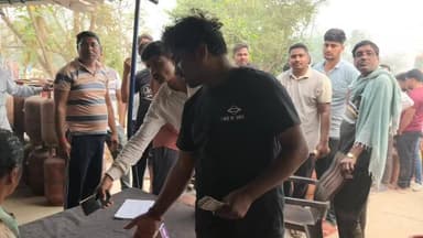 गाजीपुर,
एलपीजी के लिये गैस एजेंसियों पर लोगों की भीड़।
एलपीजी सिलेंडर के लिए लोगो को लगानी पड़ रही लाइन।
प्रशासन का दावा...