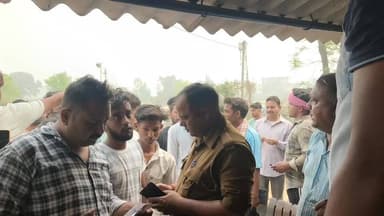 गाजीपुर,
एलपीजी के लिये गैस एजेंसियों पर लोगों की भीड़।
एलपीजी सिलेंडर के लिए लोगो को लगानी पड़ रही लाइन।
प्रशासन का दावा...