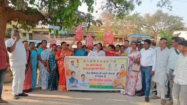 घरेलू रसोई गैस सिलेंडर की कीमत और बढ़ती महंगाई को लेकर महिला कांग्रेस द्वारा सिमडेगा में किया गया सड़क पर प्रदर्शन