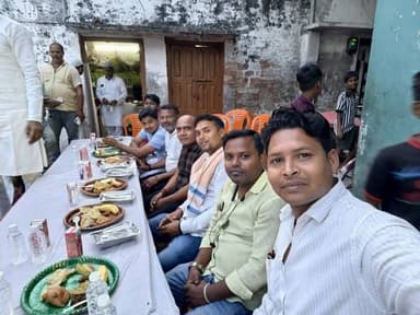 बैडमिंटन स्वास्थ्य क्लब के तत्वाधान में 22 वा रोजा इफ्तार पार्टी का आयोजन मोहल्ला रसूलपुर बाग में किया गया है