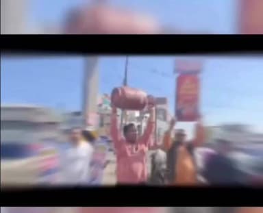 मैं एक हिंदू हूं... हिंदू धर्म का नव वर्ष आने वाला है... रामनवमी आने वाली है... गैस सिलेंडर का रेट बढ़ा दिया...
कहां है...