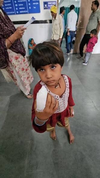 #CHHATARPUR: छतरपुर में चारा काटने की मशीन से 6 साल की बच्ची की उंगली कटी, जिला अस्पताल में डॉक्टर ने सर्जरी कर जोड़ी..
...