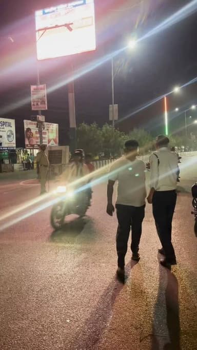 #मऊ में ट्रैफिक अभियान तेज #गाजीपुर तिराहे पर हेलमेट और कागजात की जांच
#मऊ_समाचार #यातायात_नियम #हेलमेट_अनिवार्य #पुलिस_...