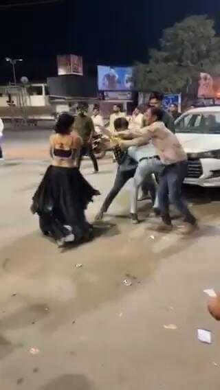 #युवती हाथ में बड़ा सा पत्थर लिए है और चिल्ला रही- जान से #मार दो
यूपी के झांसी में बीच सड़क पर मारपीट चल रही है