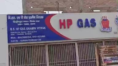 परसा: परसा B.S HP गैस एजेंसी पर गैस लेने के लिए उपभोक्ताओं की लगी लंबी कतारें