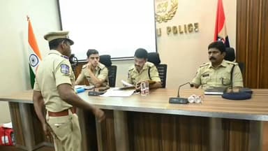 ములుగు: జిల్లా కేంద్రంలో నెలవారి నేర సమీక్ష సమావేశం నిర్వహించిన ఎస్పీ సుధీర్ రామ్నాద్ కేకన్