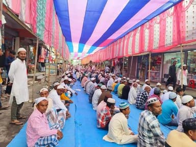 রমজান মাসের চতুর্থ শুক্রবার জুম্মার নামাজ আদায় করতে ভিড় দাসপাড়ায়