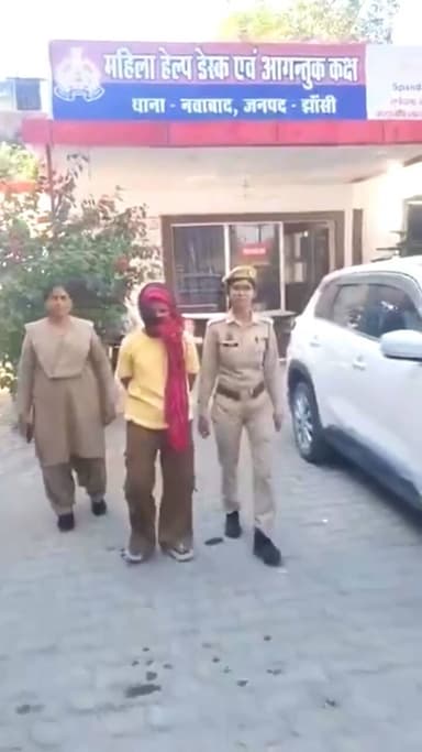 ये वही बहन जी हैं, जो #झांसी में सड़क पर उछल उछल कर कह रही थी-
"जान से मार डालो--जान से मार डालो"
अब मुँह छुपाए घूम रही है