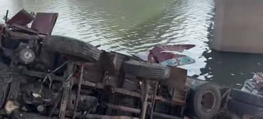 कोडरमा
जवाहरघाट में डूबी ट्रक को निकाली गई बाहर
ट्रक चालक की बॉडी अभी दबी हुई है नदी में