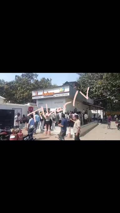 तिलहर ईंडेन गैस एजेंसी पर उपभोक्ताओं की लंबी कतार।
बुकिंग कराओ सिलेंडर पाओ।