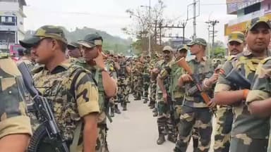 விளவங்கோடு: சட்டமன்றத் தேர்தலை முன்னிட்டு மார்த்தாண்டத்தில் துணை ராணுவத்தினரின் கொடி அணிவகுப்பு ஊர்வலம் நடைபெற்றது.