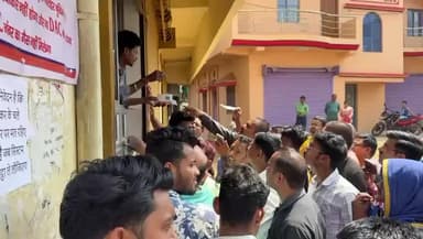 गोड्डा: गोड्डा में गैस सिलेंडर के लिए लंबी कतारें, बुकिंग बढ़ने और अफवाहों से उपभोक्ता परेशान