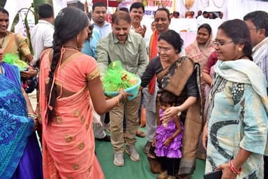 जनसमस्या निवारण शिविर पोंडी : महिला एवं बाल विकास विभाग की योजना के तहत 03 बच्चों का अन्नप्राशन संस्कार एवं 05 गर्भवती ...