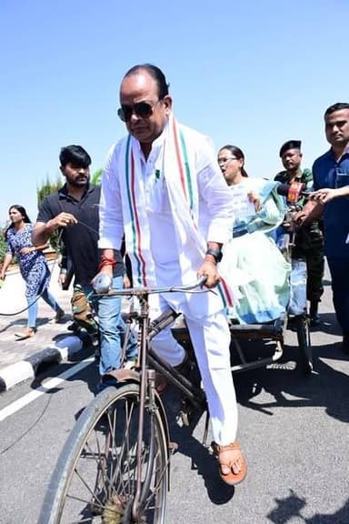 झारखंड विधानसभा में रिक्शा से पहुंचे मंत्री इरफान अंसारी। पेट्रोल - डीजल की बढ़ती कीमतों और एलपीजी संकट के खिलाफ जताया व...