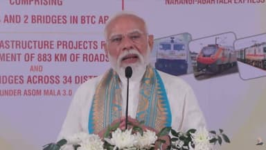 मुझे कामाख्या-चर्लपल्ली #AmritBharatExpress और गुवाहाटी-न्यू जलपाईगुड़ी एक्सप्रेस को हरी झंडी दिखाने का अवसर मिला है। इन सभी प्रोजेक्ट से आपको सुविधाएं तो मिलेंगी ही, ट्रेड और टूरिज्म को भी बढ़ावा मिलेगा: माननीय प्रधानमंत्री