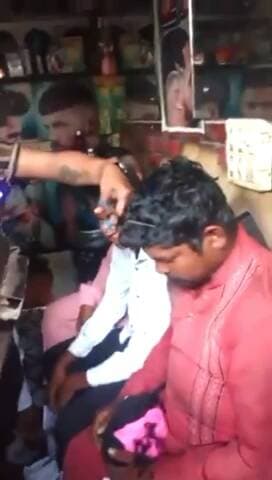 #यूपी – #आगरा में भीड़ ने बच्चा चोर गैंग के शक में कई युवकों को पीटा, बाल काटकर मुंडन किया