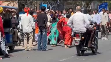 कोडरमा कोर्ट पहुंचे वर व वधु पक्ष के बीच सदर अस्पताल के समीप जमकर हुआ बवाल, खूब घुसे चले।