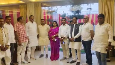 चंदौली राज रसोई लान में जिला पार्षद प्रदीप गुप्ता जी के भतीजी के सगाई समारोह में शामिल हुए हैं साथ में मोहनिया विधायक श्रीमती संगीता कुमारी जी