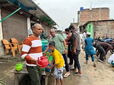 किशनगंज के टेढ़ागाछ प्रखंड के फुलवरिया हाट में रमजान के जुम्मे पर भाईचारा सौहार्द की मिसाल दिखी। पूर्व प्रमुख बिंदेश्वर ...