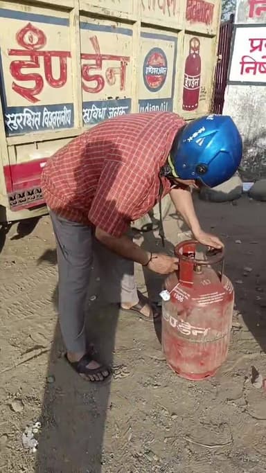 कई सालों के बाद लाइन लगकर लिया सीयलेंडर #war #ईरान #crises #gas #LPG #lpgcylinder #haldwani #indan #bpcl #HPCL #IOC