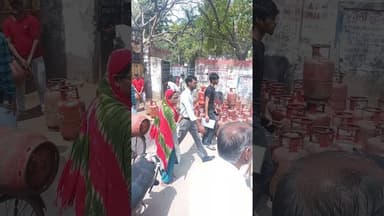गैस के गोदाम पर सिलेंडर लेने के लिए लगी लोगों की भीड़ #lpgshortage #lpgprice #breakingnews #news