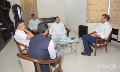 गाज़ियाबाद: जल निगम के गेस्ट हाउस में राज्यमंत्री ने विकास कार्यों और योजनाओं की प्रगति पर की समीक्षा बैठक