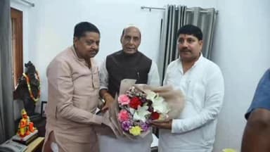 करनैलगंज: रक्षा मंत्री राजनाथ सिंह से कर्नलगंज विधायक अजय सिंह और कटरा बाजार विधायक बावन सिंह की शिष्टाचार भेंट