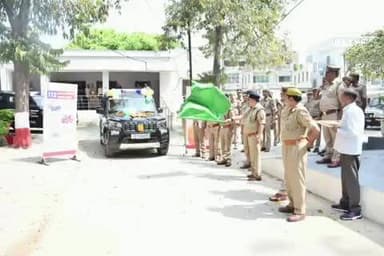 बदायूं: वरिष्ठ पुलिस अधीक्षक ने डायल 112 की 10 नई गाड़ियों को हरी झंडी दिखाकर रवाना किया