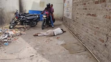 राजगढ़: राजगढ बस स्टेण्ड के पास रास्ते के बीचों-बीच पडे एक व्यक्ति का हैरान करने वाला #वीडियो आया सामने, नहीं लग रहा मौत का डर