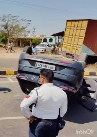 झाबुआ: झाबुआ में नेशनल हाइवे पर कार पलटी, इंदौर निवासी परिवार घायल