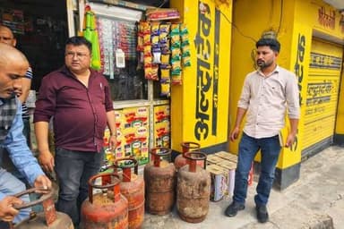 श्रीनगर गढ़वाल के चौरास में छापेमारी!! बड़ी संख्या में अवैध तौर पर रखे रसोई गैस सिलेंडर जब्त see more