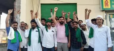 जानसठ: भोपा के मोरना कस्बे में पंजाब एंड सिंद बैंक के बाहर भारतीय किसान यूनियन के कार्यकर्ताओं और पदाधिकारियों का हंगामा