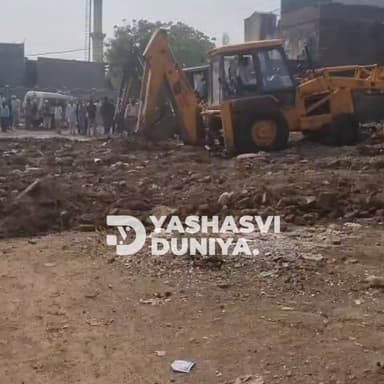 गरोठ में आज चला बड़ा बुलडोजर एक्शन! 🚜🔥 नगर परिषद ने भारी पुलिस बल की मौजूदगी में करीब **6 करोड़ की सरकारी जमीन को अतिक्र...