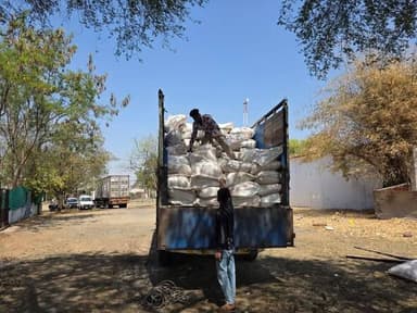 ## सोयाबीन की बोरियों की आड़ में 50 लाख की अवैध शराब पकड़ी, नाहरगढ़ पुलिस की बड़ी कार्रवाई
मंदसौर। जिले में नशा मुक्ति ...