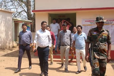 कलेक्टर डॉ. संजय कन्नौजे ने सरसीवा नगर पंचायत का औचक निरीक्षण कर कर वसूली, सफाई व्यवस्था और स्ट्रीट लाइट की स्थिति की सम...