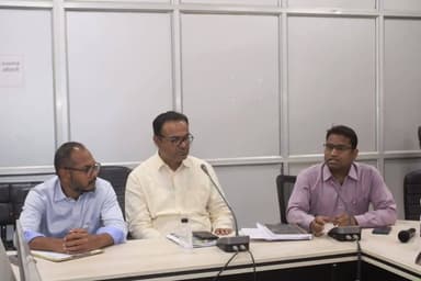 कलेक्टर डॉ. संजय कन्नौजे के निर्देश पर कलेक्ट्रेट सभाकक्ष में गैस एजेंसी संचालकों की बैठक आयोजित की गई। बैठक में घरेलू ए...