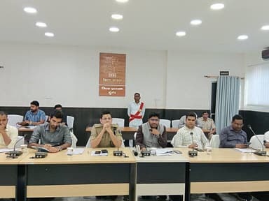 माननीय मुख्यमंत्री की प्रस्तावित समृद्धि यात्रा के सफल आयोजन को लेकर आज जिले के सभी वरीय अधिकारियों के साथ जिलाधिकारी नि...