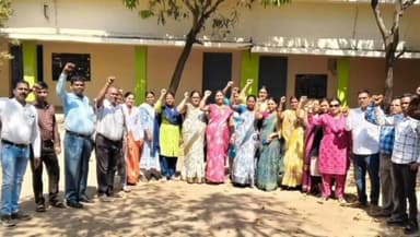 मंडला: टीईटी परीक्षा को लेकर जिले में शिक्षकों का विरोध, उत्कृष्ट विद्यालय नैनपुर के सामने किया प्रदर्शन