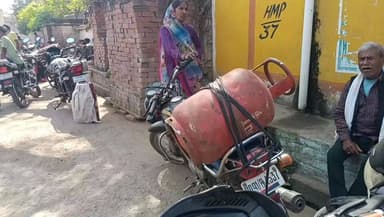 कुरारा मे गैस सिलेंडर की किल्लत, गांव से लेकर शहर तक मची सिलेंडर की मारामारी. लोगो को बड़ी हि परेशानियों के बीच मिल पा रह...