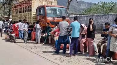 हल्द्वानी: खाड़ी देशों में चल रहे युद्ध के बीच पूरे देश में गैस की किल्लत, गैस सिलेंडरों के लिए हल्द्वानी में लगी लंबी लाइन