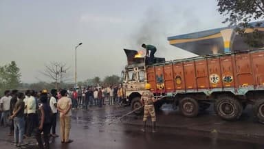 टंडवा शहीद चौके के समीप पंप के समीप खड़े ट्रक में अचानक लगी आ@ग फायर ब्रिगेड ने पाया काबू