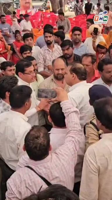 पट्टा वितरण कार्यक्रम में पट्टा वितरण को लेकर आगर नगर पालिका अध्यक्ष निलेश जैन पटेल और एक पटवारी की हुई तीखी नोकझोंक, बा...