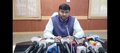 କୋରାପୁଟ ଜିଲ୍ଲାରେ ଗ୍ୟାସ୍ ପେଟ୍ରୋଲ ଡିଜେଲ ହିସାବ ଦେଲେ ଜିଲ୍ଲାପାଳ ମନୋଜ ସତ୍ୟବାନ୍ ମହାଜନ । ଏଥି ସହିତ ସେ କଳାବଜାରୀଙ୍କୁ ଚେତାବନୀ ଦେଇଛନ୍...